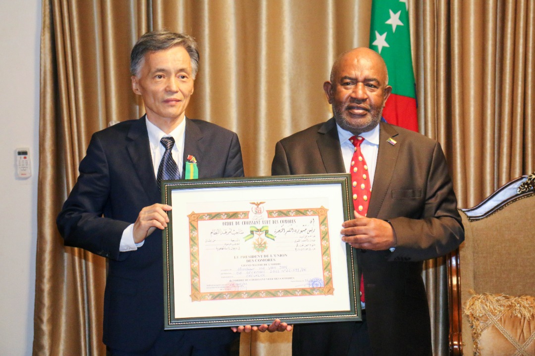 image He-Yan Jun décoré par le chef de l’Etat